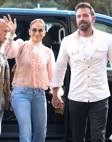 Pařížský šatník Jennifer Lopez je dokonalou ukázkou všech letních trendů
