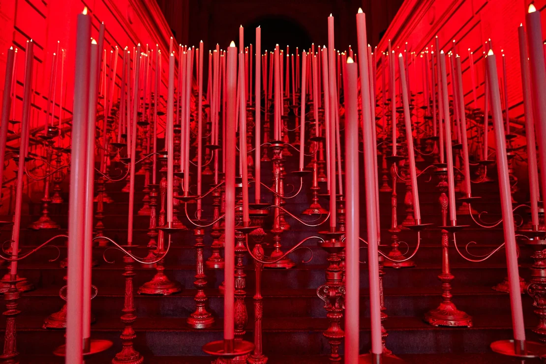 Schodiště muzea zdobily svíčky