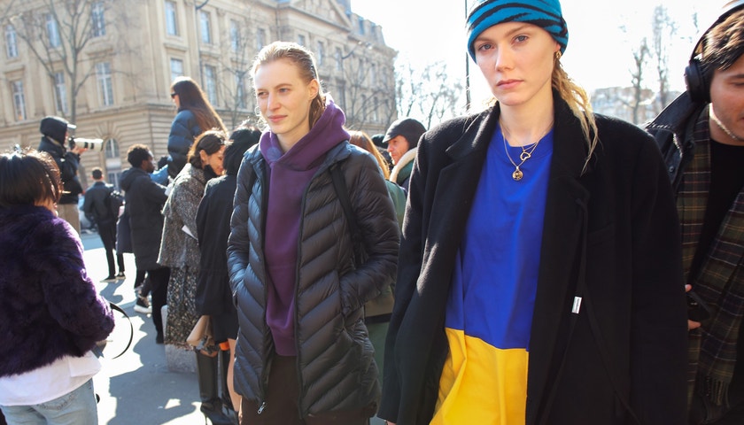 Street style z pařížského fashion weeku podpořil Ukrajinu