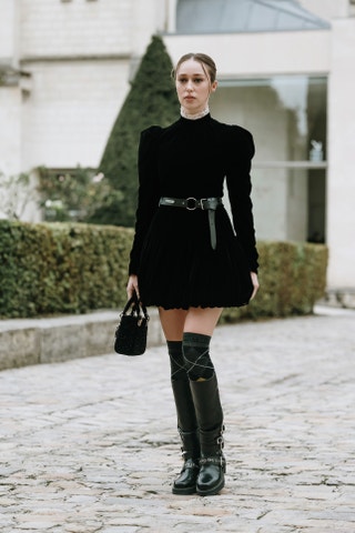 Móda v sametovém tónu: Návrat látky, která symbolizuje proměnu