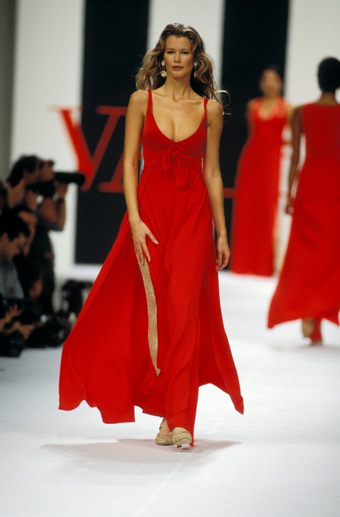 Claudia Schiffer, kolekce Valentino Spring/Summer 1994 a jedny z ikonických rudých šatů