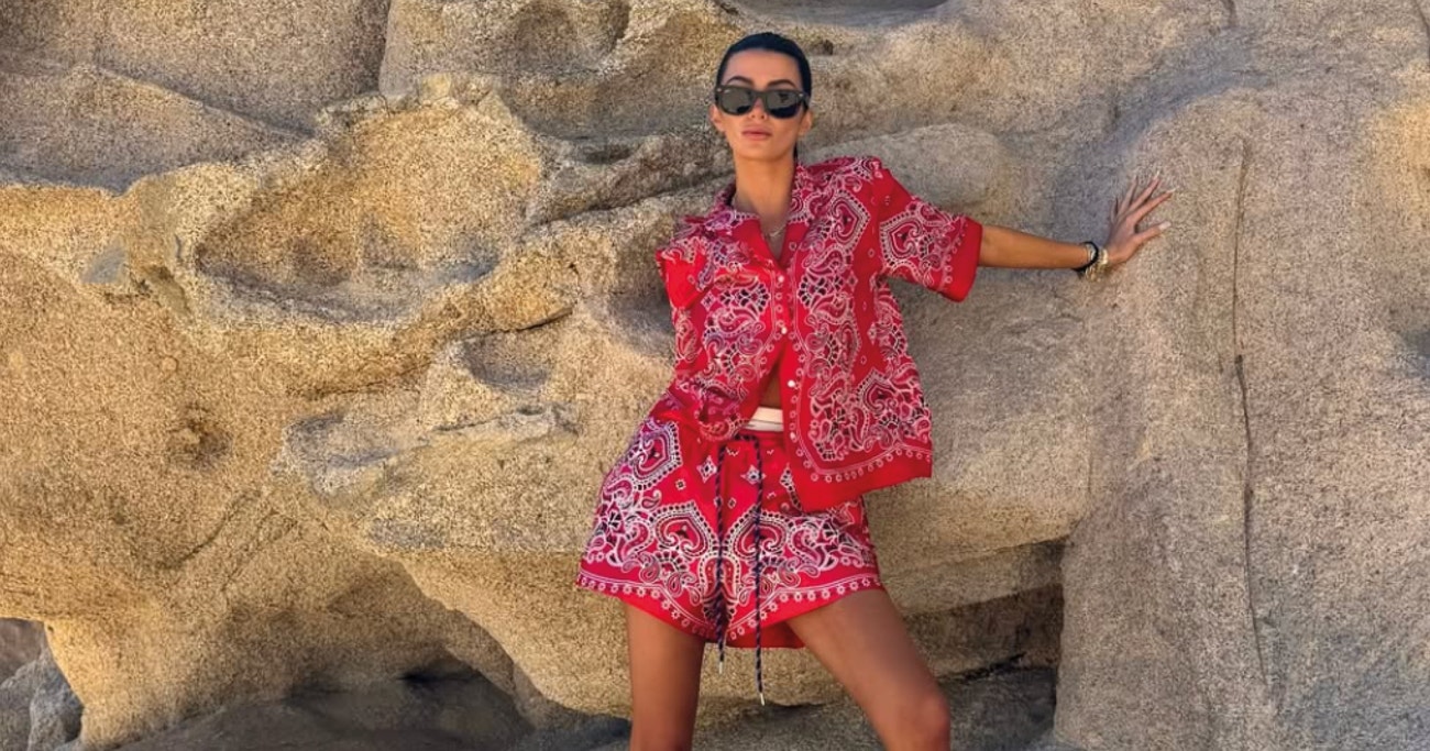 Potisk, který nikdo nečekal. Typický vzor z šátku bandana je zpět i na šatech 