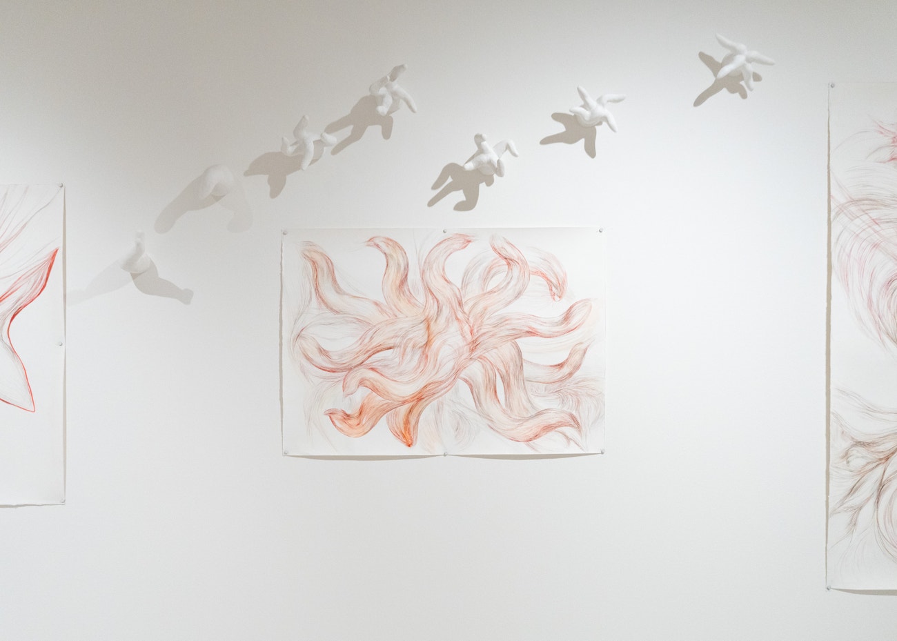 Filomena Borecká, Lapáni po dechu, 2014, kresba tuší a barevnými tužkami, akvarel a zavěšené plastiky. Hledání místa, polyesterová sádra, 2020 – 2024