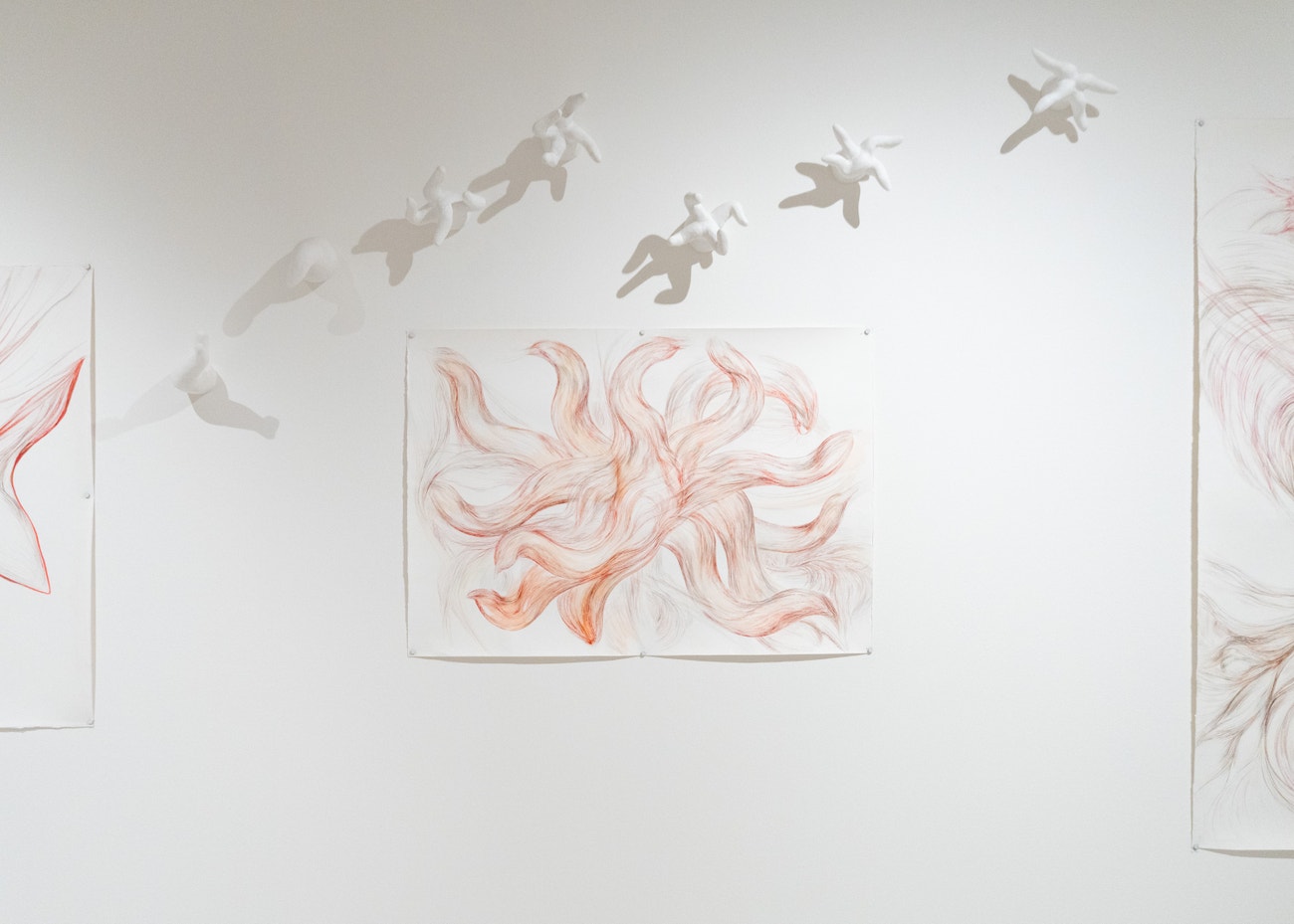 Filomena Borecká, Lapáni po dechu, 2014, kresba tuší a barevnými tužkami, akvarel a zavěšené plastiky. Hledání místa, polyesterová sádra, 2020 – 2024