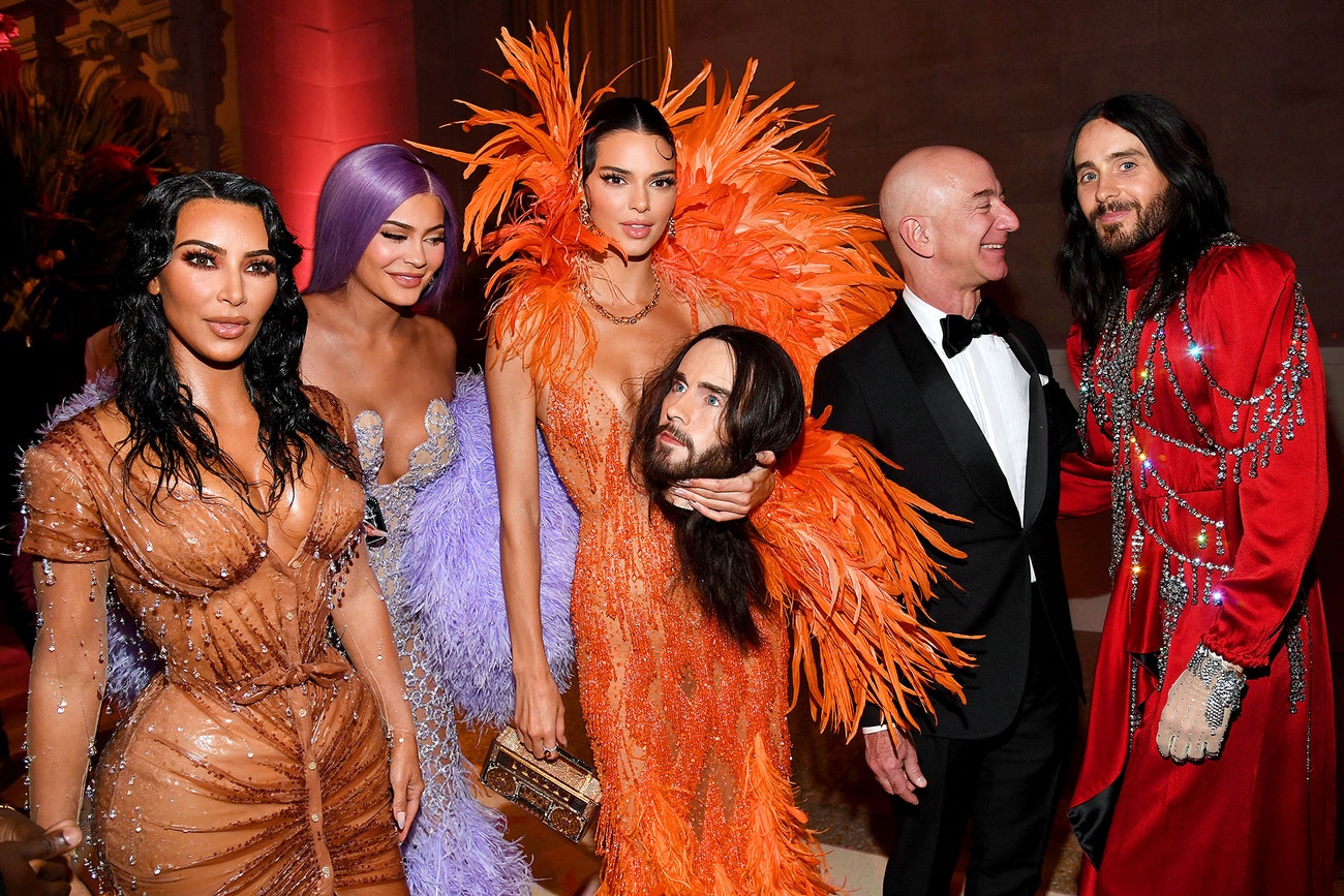 Kim Kardashian West, Kylie Jenner, Kendall Jenner, Jeff Bezos a Jared Leto na Met Gala 2019, téma Camp: Notes on Fashion, Metropolitní muzeum v new Yorku, květen 2019