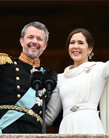 Dánská královna Mary se uvedla do nové role ve sněhobílých šatech 