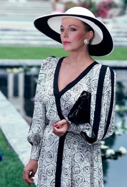 Joan Collins v seriálu Dynastie, 1983