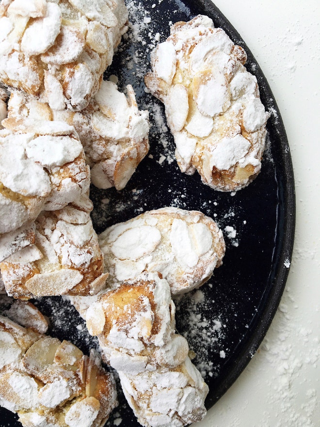 Amaretti s medem a vodou z pomerančových květů