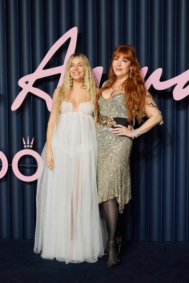 Sienna Miller v šatech Givenchy a Charlotte Tilbury na předávání cen Fashion Awards 2025
