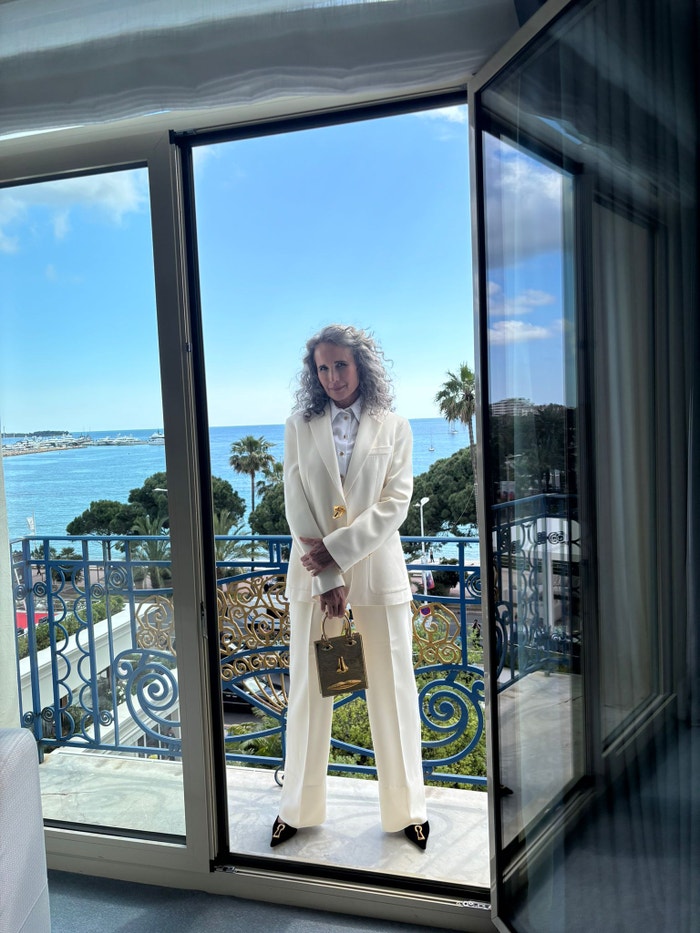 Cannes 2025: Andie MacDowell v kalhotovém kostýmu Schiaparelli, 13. května 2025