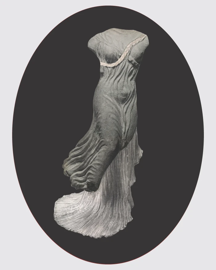 Koláž. Šaty Delphos, Adèle Henriette Elisabeth Nigrin Fortuny a Mariano Fortuny y Madrazo, 1920. Dar od Frances J. Kiernan, 2005; terakotová socha Niké, 5. století př.n.l. Rogers Fund, 1907