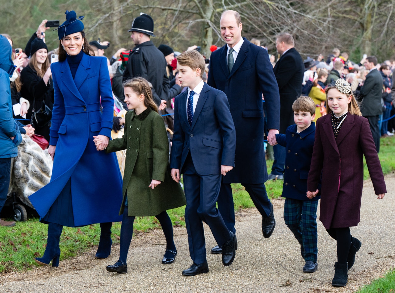 Princezná Kate, Princezná Charlotte, Princ George, Princ William, Princ Louis a Mia Tindall na Vánoční bohoslužbě 25. Prosince 2023