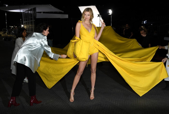 Karlie Kloss v zákulisí přehlídky Off-White, Paris Fashion Week Womenswear Fall/Winter 2019/2020