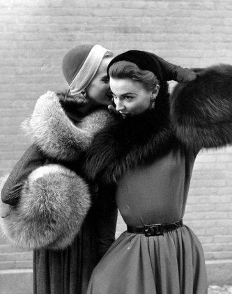 Ruce v teple aneb Kapesní historie rukávníku Ruce v teple aneb Kapesní historie rukávníku