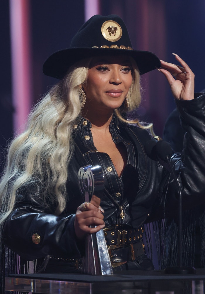 Beyoncé v kovbojském oblečení Versace na předávání cen iHeartRadio