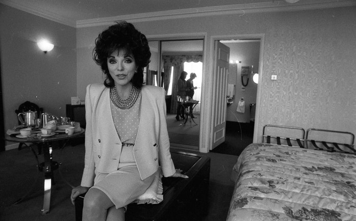 Joan Collins v dublinském hotelu Berkeley Court, 1989