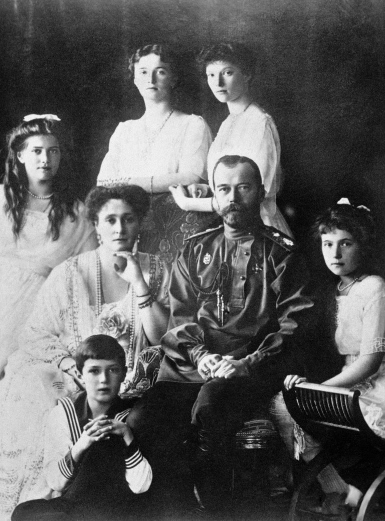 Car Mikuláš II. se svou ženou Alexandrou Fjodorovnou a dcerami Marií, Olgou, Taťánou, Anastázií a synem Alexejem okolo roku 1914