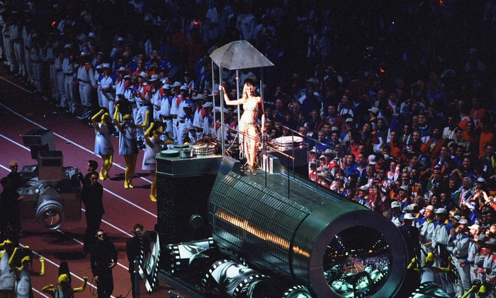 Elle Macpherson na závěrečném ceremoniálu letních olympijských her v Sydney