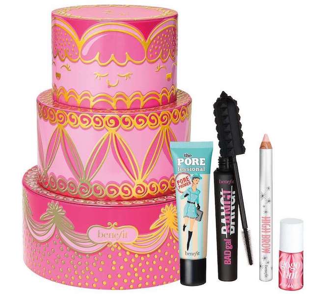Dárková sada Triple Decker Decadence s podkladovou bází, řasenkou, tužkou na obočí a tvářenkou, Benefit (prodává Sephora), 1190 Kč