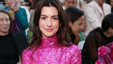 Anne Hathaway o síle barev, módním stylu a důležitosti péče o pleť