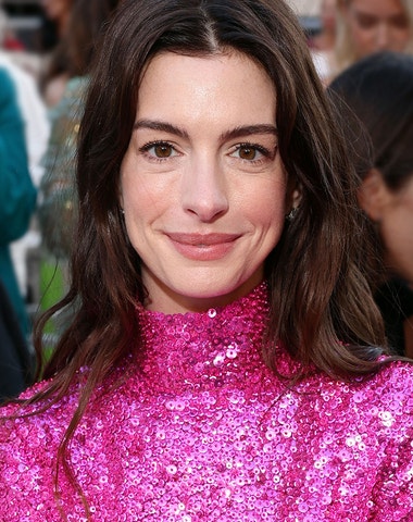 Anne Hathaway o síle barev, módním stylu a důležitosti péče o pleť