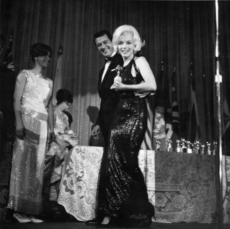 Marilyn Monroe získala Zlatý glóbus v roce 1962. Na sobě měla filtrované šaty od amerického návrháře Normana Norella.