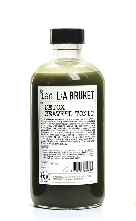 DETOX: Terapeutické účinky mořské vody si můžete vychutnat v pohodlí vlastní koupelny. Toto tonikum z mořských řas je bohatým zdrojem bílkovin, minerálů, vitaminů a antioxidantů. Nechte se unést povznášející vůní esenciálních olejů z mandarinky a rozmarýnu, které navíc stimulují pokožku a urychlují obnovu buněk.  Detox Seaweed Tonic, La Bruket, prodává Nordic Day 1364 Kč