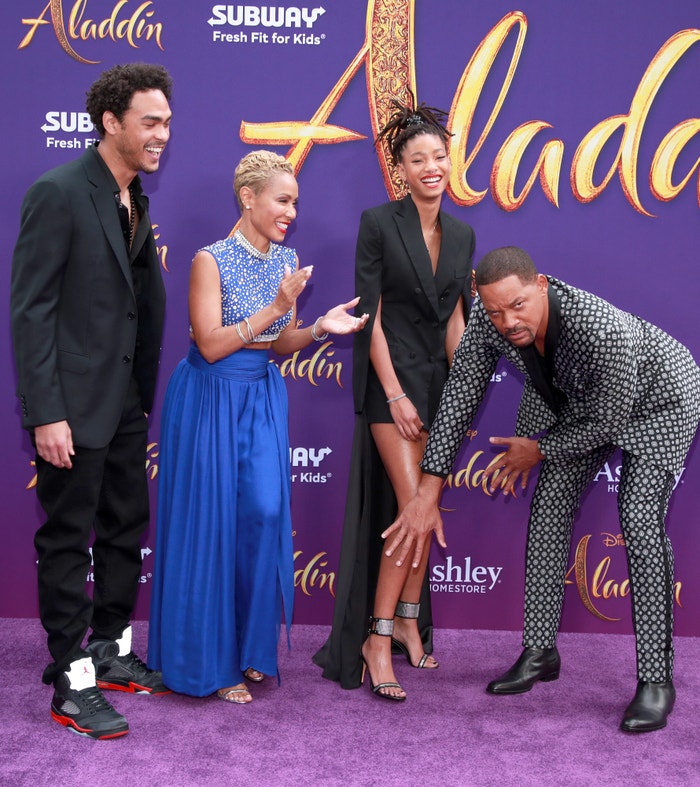 Will Smith s rodinou na premiéře filmu Aladin. Jak je vidět, nekonečně dlouhé nohy své dcery Willow (16), která je zpěvačkou a herečkou, by si nejraději přál zakrýt. Autor: Getty Images