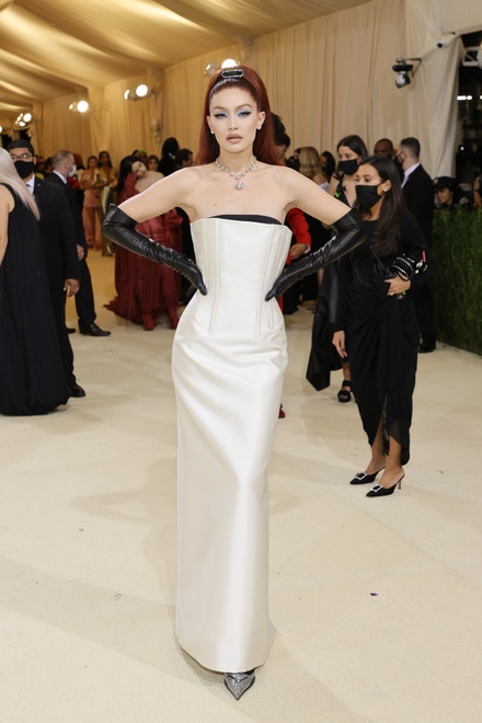 Gigi Hadid v Prada