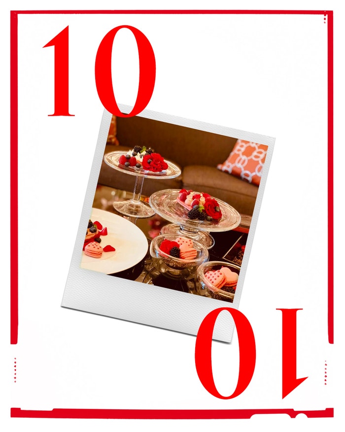 Valentýnský koktejl a makronky ve tvaru srdce, COTTO CRUDO, FOUR SEASONS PRAGUE
