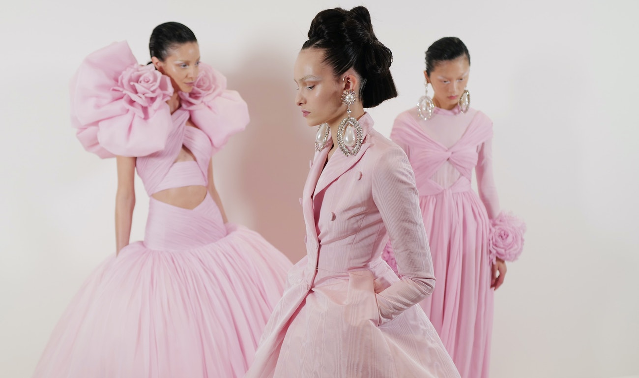 Zákulisí přehlídky Giambattista Valli Haute Couture jaro - léto 2023