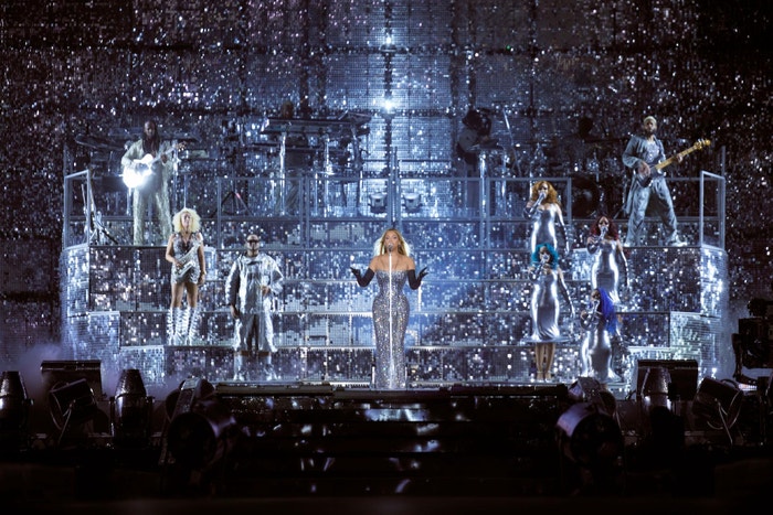 Beyoncé během Renaissance World tour v šatech Baleciaga