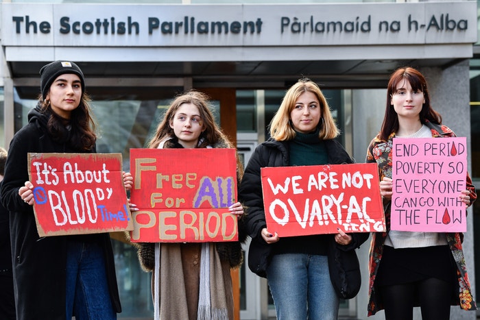 Únorová kampaň za menstruační pomůcky zdarma před parlamentem v Edinburghu