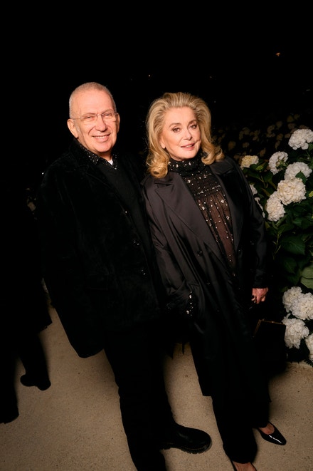 Jean Paul Gaultier a Catherine Deneuve na přehlídce Saint Laurent, 29. září 2025