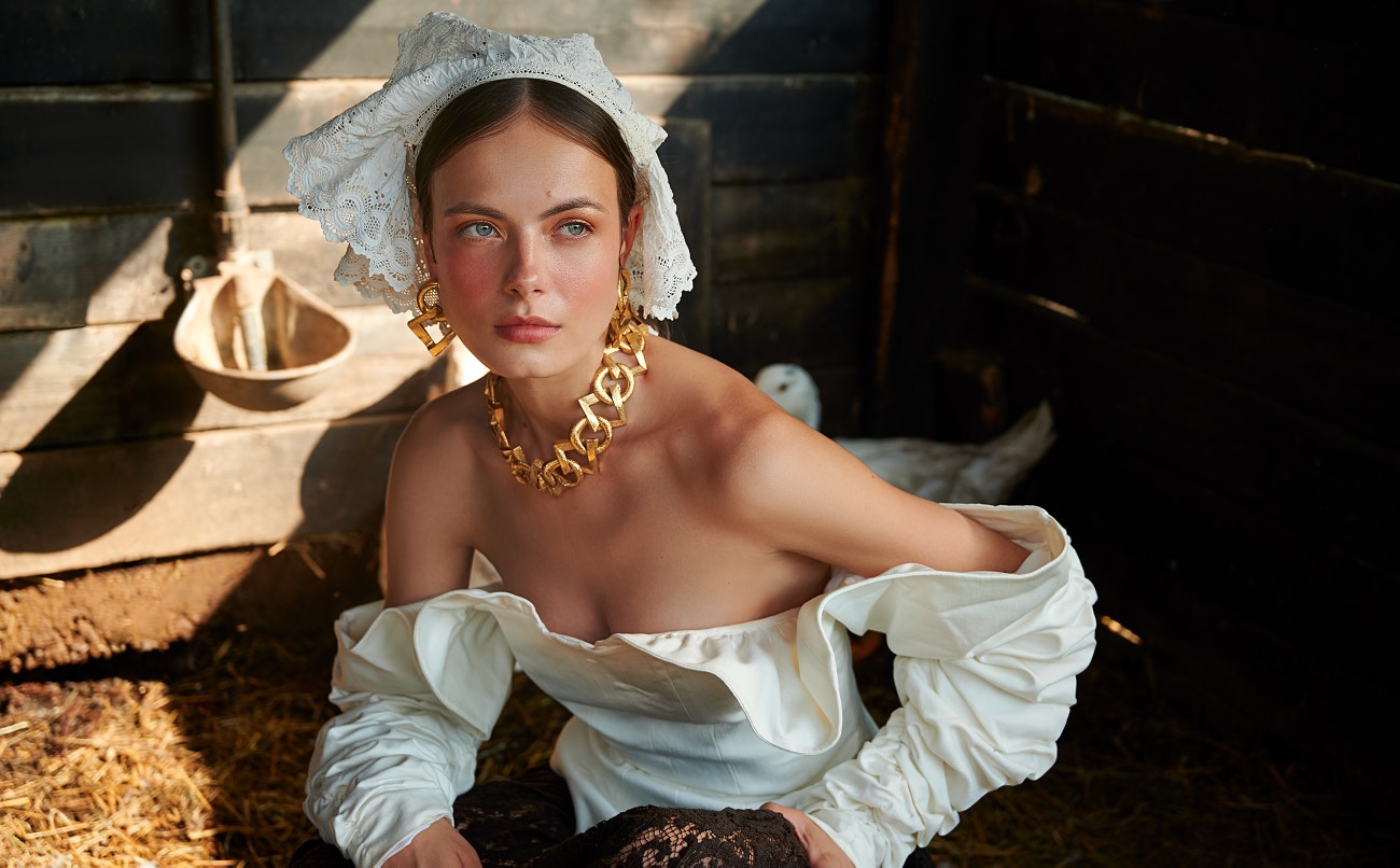 Korzet, ESTELA TORROGLOSA; sukně, KENZO; náhrdelník a náušnice, SAINT LAURENT; pokrývka hlavy, LAS PEPITAS