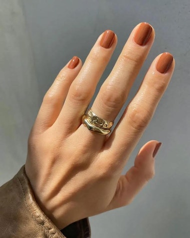 7 designů krátkých nehtů, které vyzkoušet tento podzim