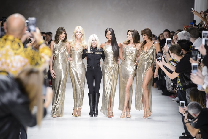 Donatella Versace a modelky Carla Bruni-Sarkozy, Claudia Schiffer, Naomi Campbell, Cindy Crawford a Helena Christensen na přehlídce Versace jaro - léto 2018 v Miláně