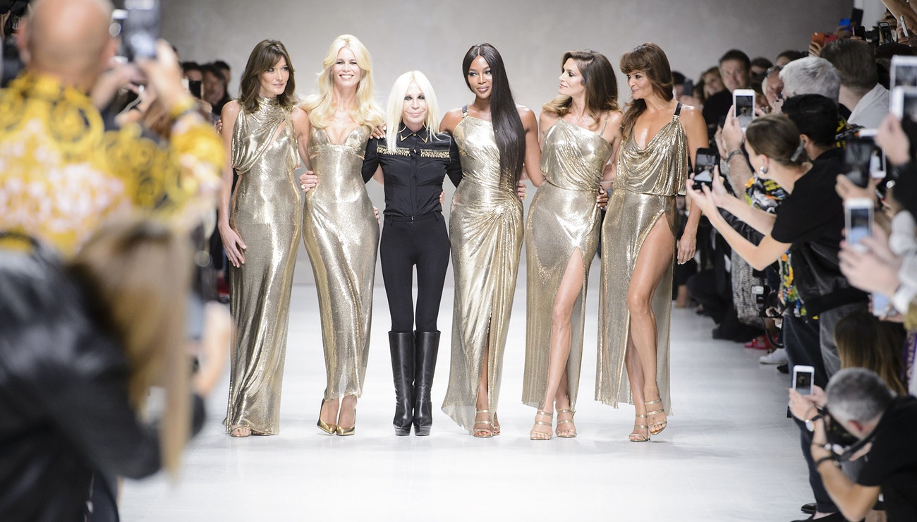 Donatella Versace: Připomeňme si slavnou návrhářku v deseti ikonických přehlídkách