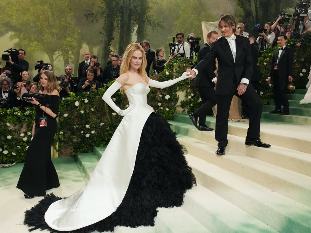 Nicole Kidman v šatech Balenciaga a Keith Urban v obleku Balenciaga na Met Gala 2024