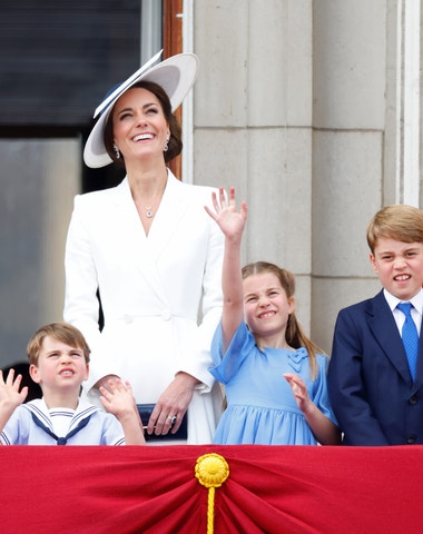 Královské šaty a doplňky z oslav platinového výročí Alžběty II.
