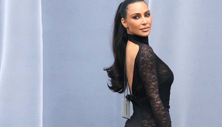 Zapomněla si Kim Kardashian odstřihnout visačku z šatů na přehlídce Balenciaga?