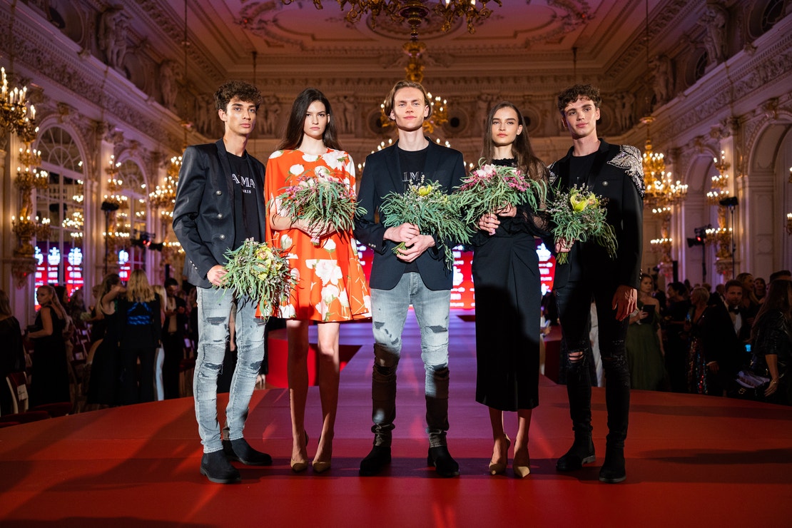 Vítězové Elite Model Look za Slovensko Patrik Vališ a Lenka Saturyová, za Ukrajinu Alexey Kabasi a za Česko Amélie Konšelová a Alex Hanus