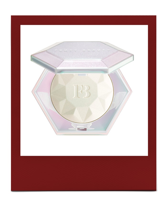Rozjasňující pudr Diamond Bomb II All Over Diamond Veil, FENTY BEAUTY BY RIHANNA, 960 Kč Autor: Archiv značky