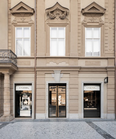 Chanel otevírá druhý butik v Česku. Celý je o vůních, make-upu a kráse do nejmenšího detailu