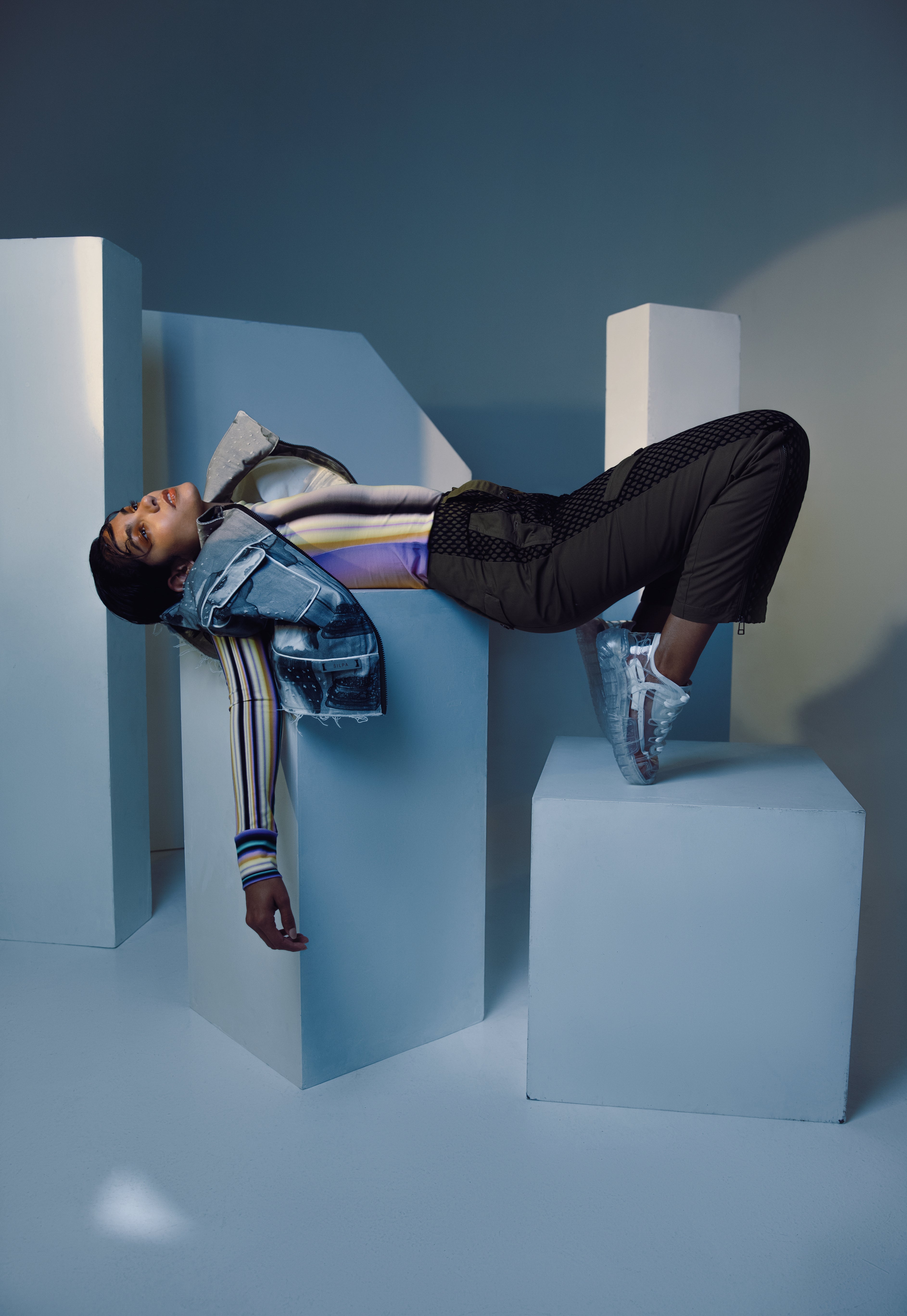 Top s dlouhým rukávem, Tereza Rosalie Kladosova, 2 100 Kč, prodává Zalando. Vesta, ŚILPA, 8 827 Kč, prodává Zalando. Kapsáče, SHOOP, 5 530 Kč, prodává Zalando. Tenisky, GCDS, 5 772 Kč, prodává Zalando. Top s dlouhým rukávem, Tereza Rosalie Kladosova, 2 100 Kč, prodává Zalando. Vesta, ŚILPA, 8 827 Kč, prodává Zalando. Kapsáče, SHOOP, 5 530 Kč, prodává Zalando. Tenisky, GCDS, 5 772 Kč, prodává Zalando.