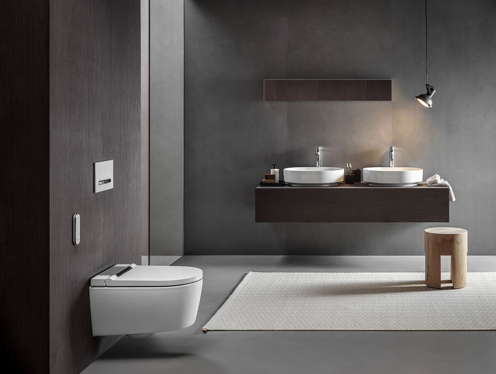 Sprchovací WC Geberit AquaClean Sela představuje ideální kombinaci standardní toalety a bidetu.
