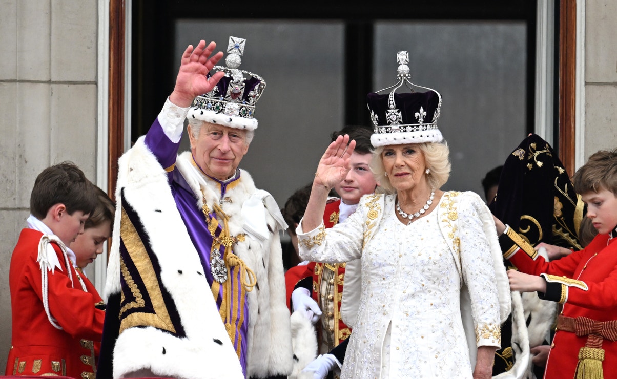 Král Karel III. a královna Camilla mávají z balkonu Buckinghamského paláce 6. května 2023 v Londýně.