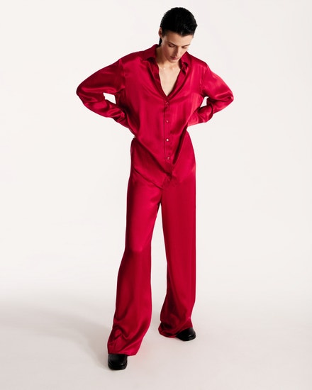 Červené pyžamo z hedvábného saténu s perleťovými knoflíčky, LESSLESS, prodává LessLess, 433 €