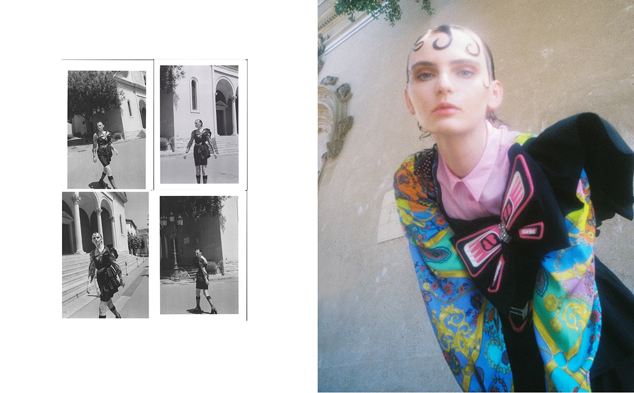 Šaty, Maria Escoté; košile, Versace; boty, Miu Miu.