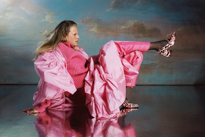 Hanne Gaby ve svetru a kalhotách Boss, kabátu Yanina Couture, botách Drome, ponážkách Calzedonia a s náušnicí Gucci. Celou story najdete v listopadové Vogue, která je právě na stáncích.